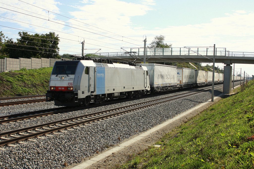 Den EKOL bespannte am 12.08.2011 die 186 106. Hier zu sehen bei Hattenhofen.