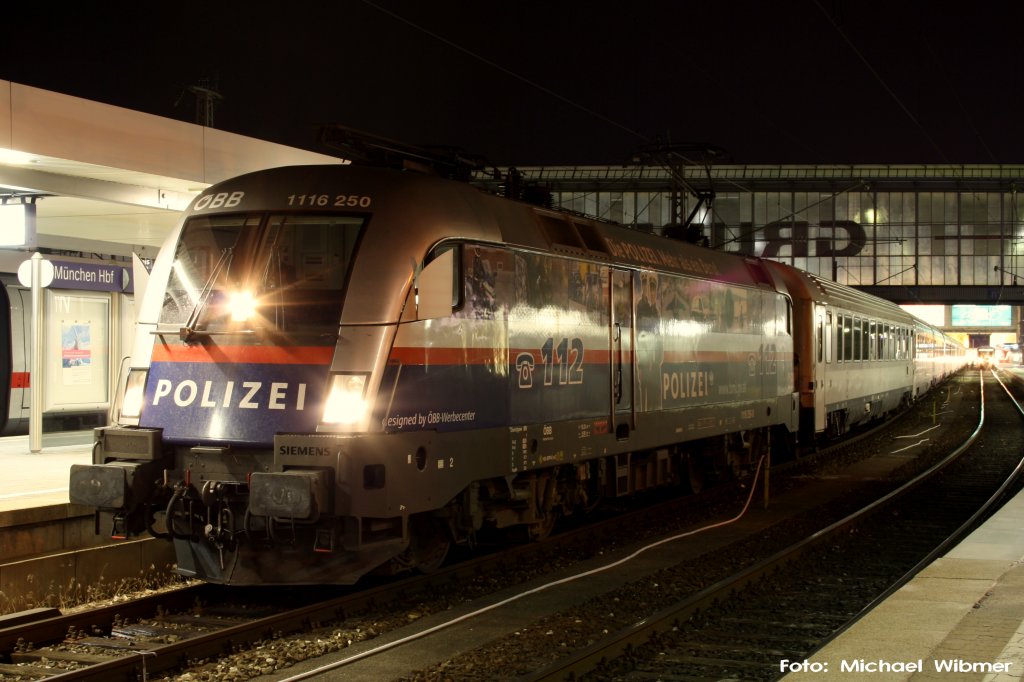 Den EN  Kalman Imre  Richtung Budapest keleti pu bespannte am 12.07.2011 1116 250  Polizei . Aufnahmeort Mnchen Hbf Gleis 11