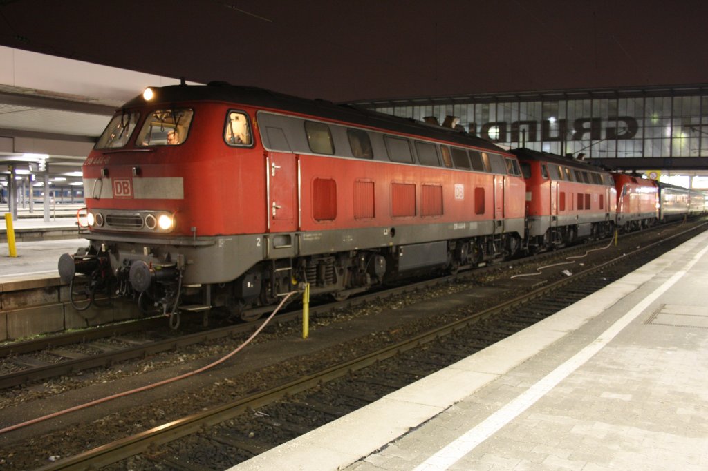 Den EN Richtung Budapest keleti pu ab Mnchen Hbf bespannte am 08.02.10 die 218 444-8, 218 402-6 und 1116 236-0 ausserplanmig wegen einer Streckensperrung. 