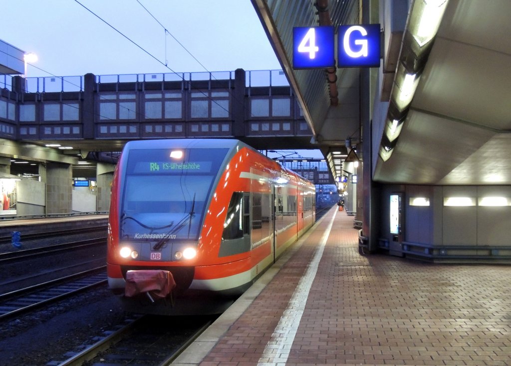 Den Endbahnhof Kassel-Wilhelmshhe zu abendlicher Stunde erreicht, die letzten Fahrgste sind ausgestiegen und schon fhrt der Stadler der Kurhessenbahn leer wieder raus (5.1.2013).