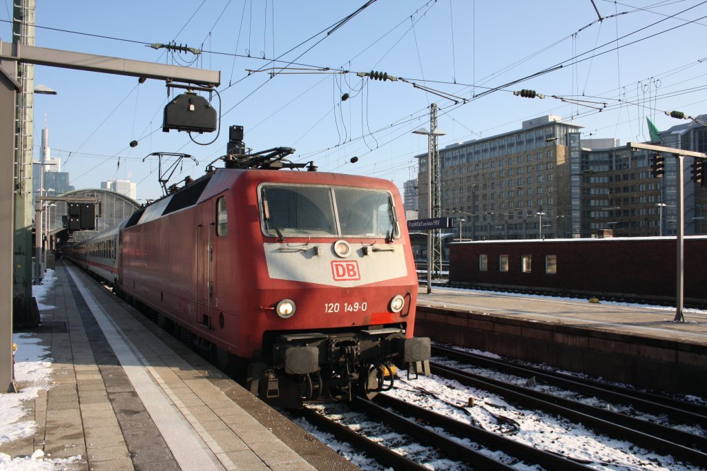 Den Ersatzzug fr den ausgefallenen ICE bernahm ab Frankfurt (Main) die orient rote 120 149-0. (5.1.10)