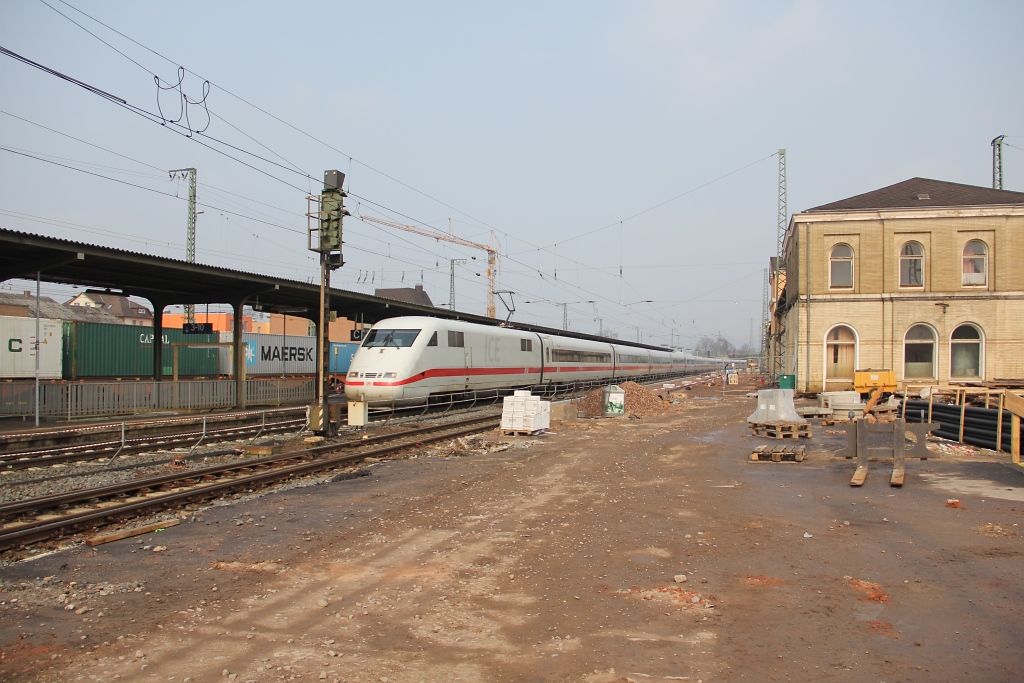 Den Fahrgsten dieses ICE 1 in sdlicher Richtung bietet sich whrend ihrer Umleitungs-Tour ber die NSS das ganze Bild der Grobaustelle-Bahnhof Bebra. Aufgenommen am 29.03.2013.