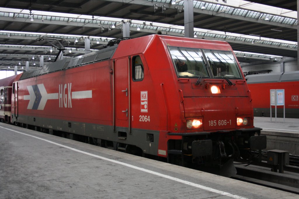 Den Fu�ball Sonderzug aus Dortmund brahcte die 185 606-1 am 13.02.10 nach M�nchen. Hier zu sehen im Hbf.