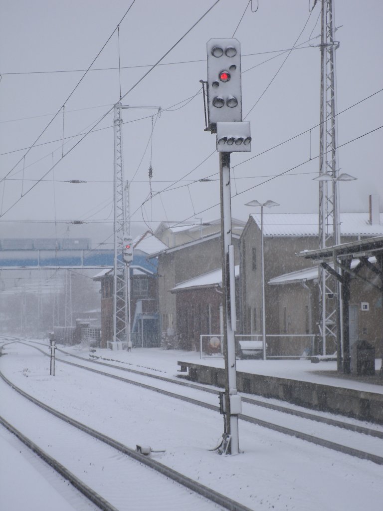 Den ganzen 06.Februar 2013 sahen die Ausfahrsignale  M  und  L (im Hindergrund) in Bergen/Rgen durch den heftigen Schneefall so aus.