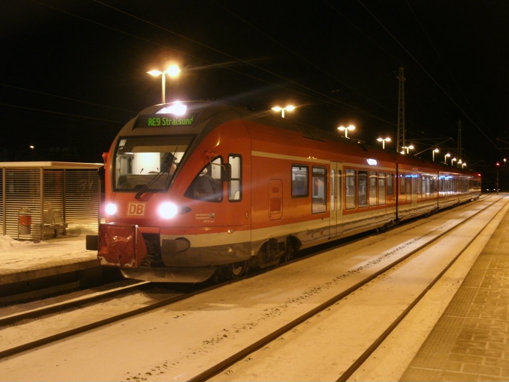 Den ganzen Tag zwischen Stralsund und Bergen/Rgen im Einsatz der 429 027 am Abend,vom 19.Januar 2013,in Bergen/Rgen.