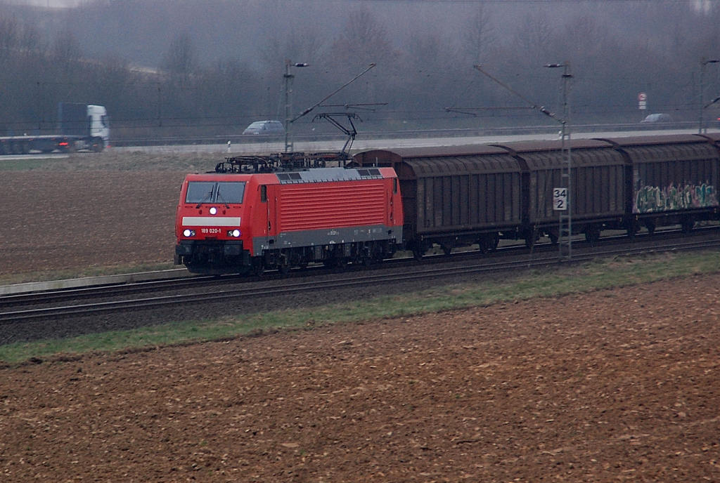 Den Gegenzug aus Gttingen nach Nievenheim bringt heute am 17.3.2011 eine Lok mit der Baureihennummer 189 020-1 hier zwischen Gubberath und Noithausen aufgenommen.