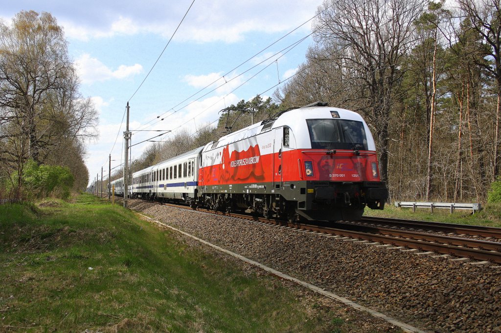 Den Gegenzug nach Warschau bespannte 370 001  Polen . Sichtung bei Hangelsberg am 23.04.12