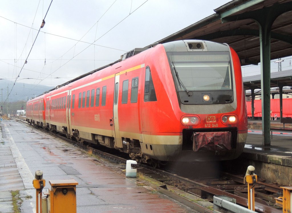 Den Hauptbahnhof in Kassel bei strmendem Regen erreicht, 612 040 am 2.2.2013.