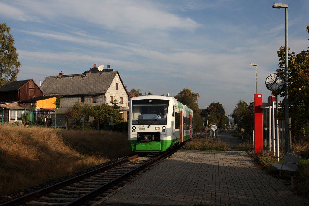Den Hp Bernsgrn durchfhrt VT302 der Erfurter Bahn am 02.10.2012 als EBx37613 (Gera - Hof). Bedingt durch das seit vielen Jahren extrem niedrige Fahrgastaufkommen halten hier keine planmigen Zge mehr.