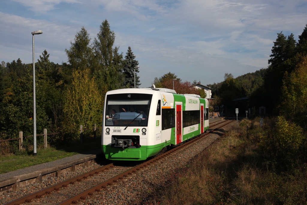 Den Hp Hohenleuben durchfhrt am 02.10.2012 VT319 der Erfurter Bahn als EBx37615 (Gera - Hof). 