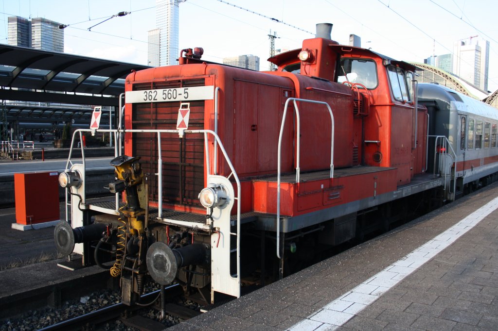 Den IC, den die 101 144 brachte, zog die 362 560-5 aus dem Frankfurter Hbf Richtung Bw. Aufnahmedatum 02.03.2010