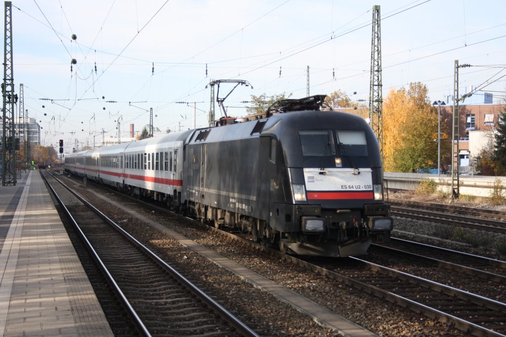 Den IC  Knigssee  bespannte am 08.11.2011 die 182 530. Hier bei der Durchfahrt am Heimeranplatz