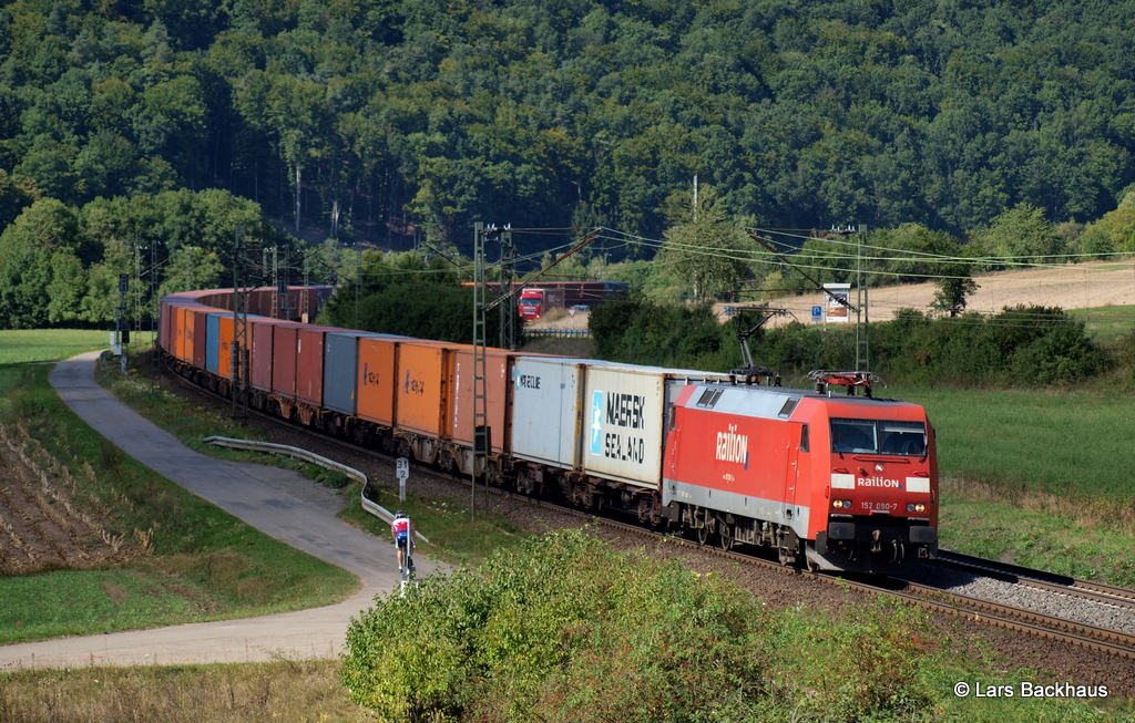 Den Kampf mit dem Schatten scheint 152 090-7 mit ihrem Containerzug am 6.09.12 bei Harrbach gewonnen zu haben. 