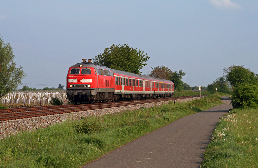 Den krnenden Abschluss des 08. Mai 2010 bildete die Karlsruher 218 478, die mit herrlichem TB 11-Sound und dem RE 28886 von Karlsruhe nach Neustadt (Weinstrae) am Haken im Abendlicht in voller Fahrt in Richtung  Zielbahnhof drhnte. Die Aufnahme entstand nahe der Ortschaft Edesheim, dessen Haltepunkt der Zug in Krze durchfahren wird.