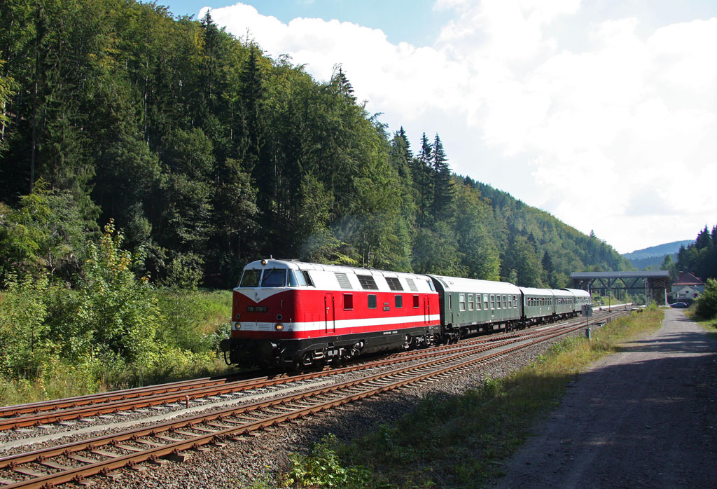 Den Leipziger Sonderzug zu den Dampfloktagen in Meiningen zog in diesem Jahr 118 770-7. Hier durchfhrt er gerade den Bahnhof Gehlberg an der Steigung nach Oberhof, 03.09.2011.