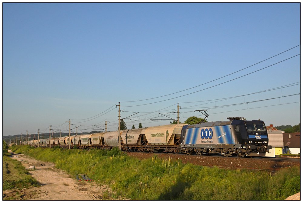 Den mit Getreide beladenen SGAG 41182 hatte die 185.546 (LTH) am 06. Juni 2010 von Hegyeshalom nach Passau Gbf zu transportieren. Der Zug wurde im Abendlicht unweit der Haltestelle Neumarkt a. d. Ybbs-Karlsbach abgelichtet.