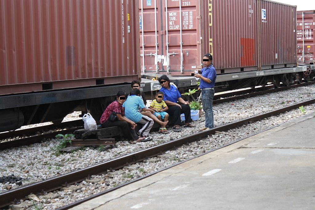Den Mittelbahnsteig des Bf. Hat Yai Junction hat eine Familie zu Ihren Wohnsitz erklrt. Ein Teil der Familie auf der  Terrasse  ihres Domizils. Den Lebensunterhalt verdient man mit Mllsammeln, welcher hier ja zu hauf anfllt.