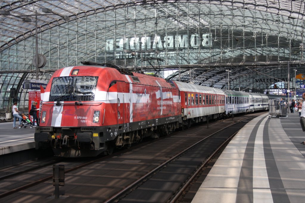 Den nchsten EC bespannte die 370 003  Dnemark . Berlin Hbf am 11.08.2012