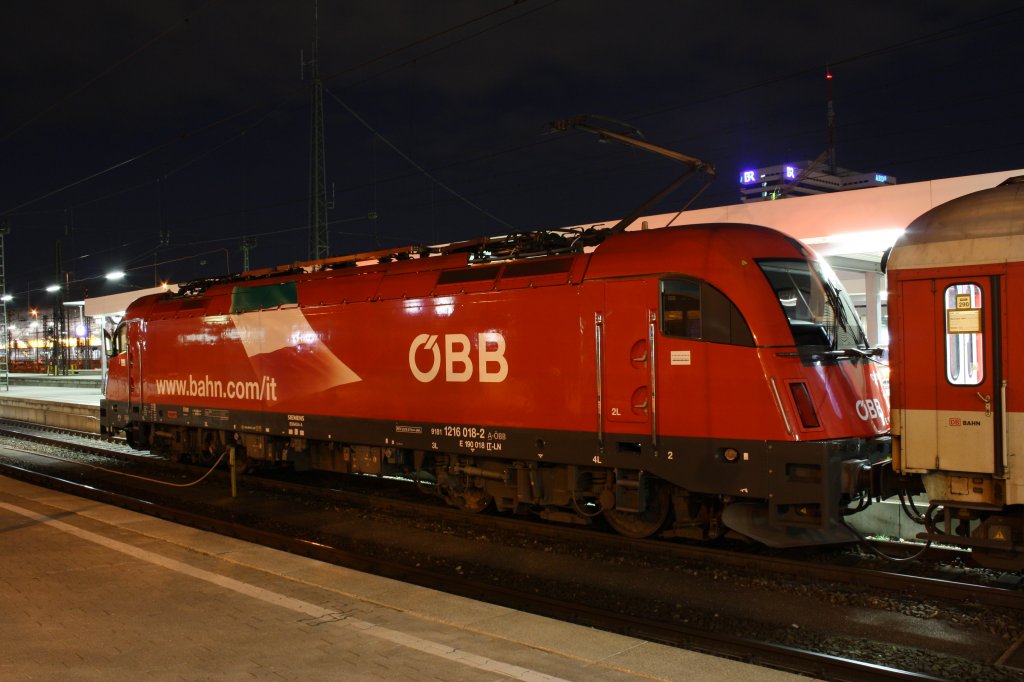 Den NZ Richtung Rom und Venedig bespannte am 29.03.10 die 1216 018-2 ab Mnchen Hbf