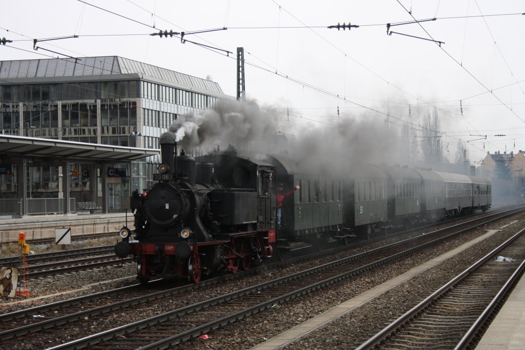 Den  Oster-Dampfzug  bespannte die 70 083. Foto entstand am Heimeranplatz in M�nchen am 09.04.12