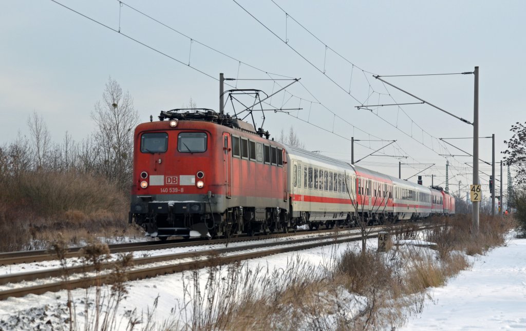 Den PbZ 2466 bespannte am 13.12.12 140 539. Hier zieht sie den PbZ durch Greppin Richtung Dessau. Am Zugschluss liefen 143 032 und 146 211 mit.