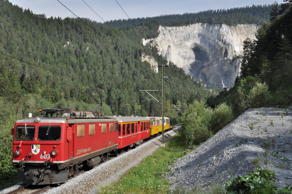Den Railrider mit Ge 4/4 I 603 per Zufall in der Rheinschlucht zwischen Versam und Valendas getroffen. (03.08.2011) 