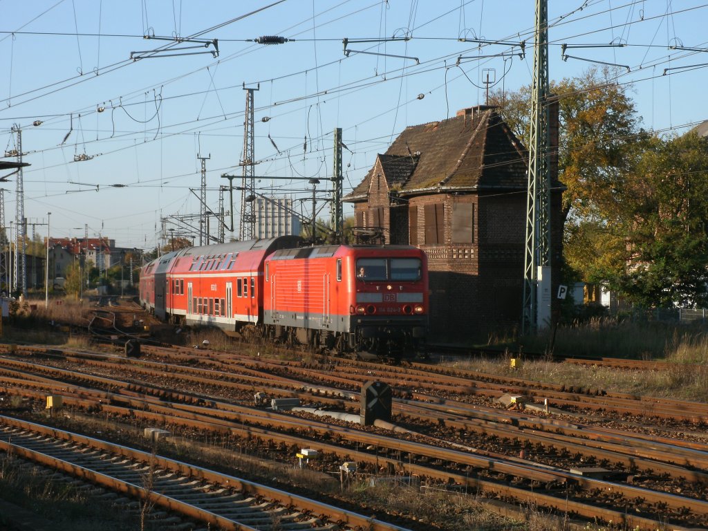 Den RE 18355 aus Schwedt(Oder) zog 114 024,am 01.Oktober 2011,in den Bahnhof Angermnde,um danach weiter nach Wnstdorf Waldstadt zufahren.