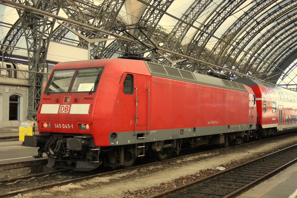 Den RE von Dresden nach Leipzig bespannte am 28.06.2011 die 145 045-1. Hier kurz vor der Abfahrt aus Dresden Hbf.