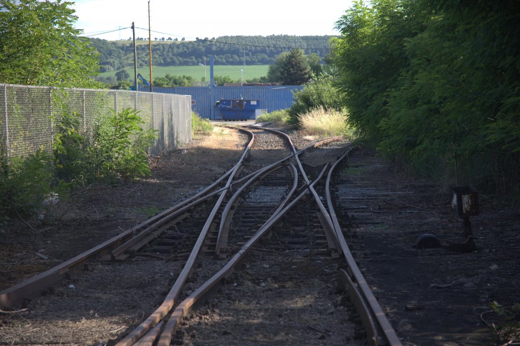 Den Schlaf der Vergessenheit  schlft  hier am 17.06.2012 eine DKW des Anschlugleises zum - zum Glck schon lange aufgelassenen - Zellstoffwerk Coswig. Nur ein hoher Schonstein und ein verschlossenes Tor knden noch davon. Gegen 18:11 Uhr ist alles friedlich und die Luft ist rein, frher stank es hier immer nach Strohstoff ,alte Coswiger und Radebeuler werden sich noch an den   Duft   erinnern. 