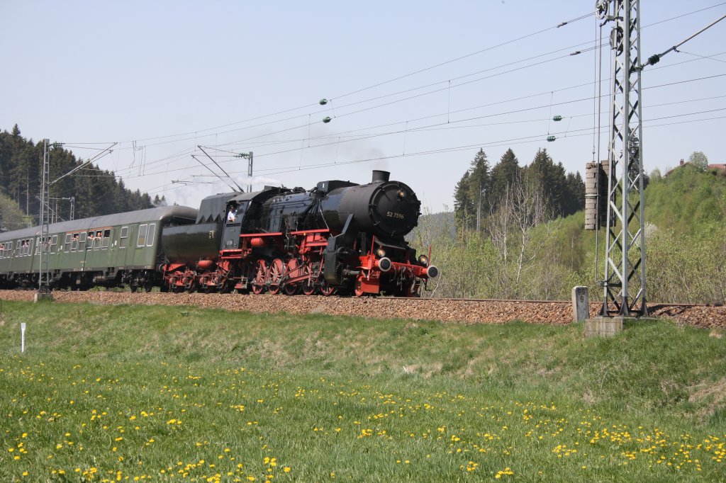 Den Sonder-Dampfzug rund um Triberg zog am 25.04.2011 die 52 7596. Hier kurz vor Triberg.
