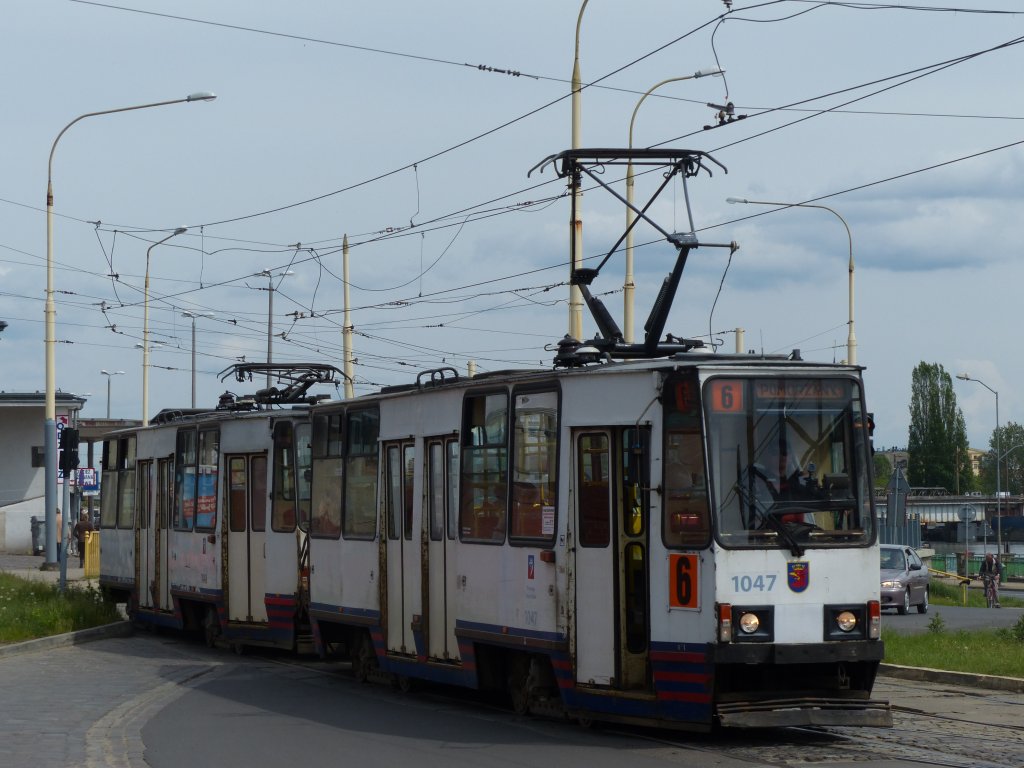 Den Stettiner Straenbahnen sieht man oft an, dass sie bereits ein hartes Arbeitsleben hinter sich haben. Das in Polen gebaute Fahrzeug 1047 vom Typ Konstal 105Na wurde Anfang der 80er Jahre in Dienst gestellt. 12.5.2013, nahe Szczecin Głwny (Bahnhof)