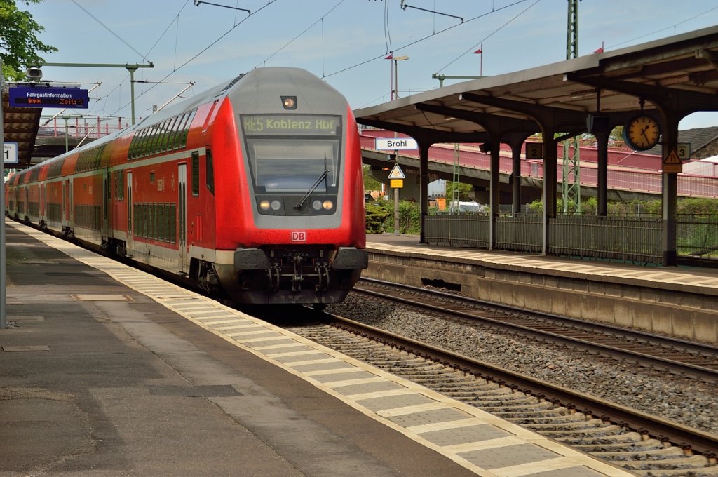 Den Steuerwagen voraus geht es hier durch den Bahnhof Brohl, dieser RE5 Zug nach Koblenz wird von der 146 018 geschoben. 9.5.2013