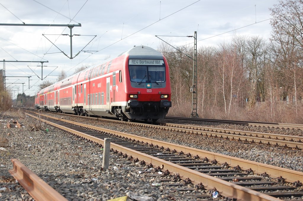 Den Steuerwagen voraus schiebt eine 111er den Doppelstockwagenzug der Linie RE4 durch den Bahnhof Korschenbroich, der ohne Halt durchfahren wird. Foto 27.2.2010