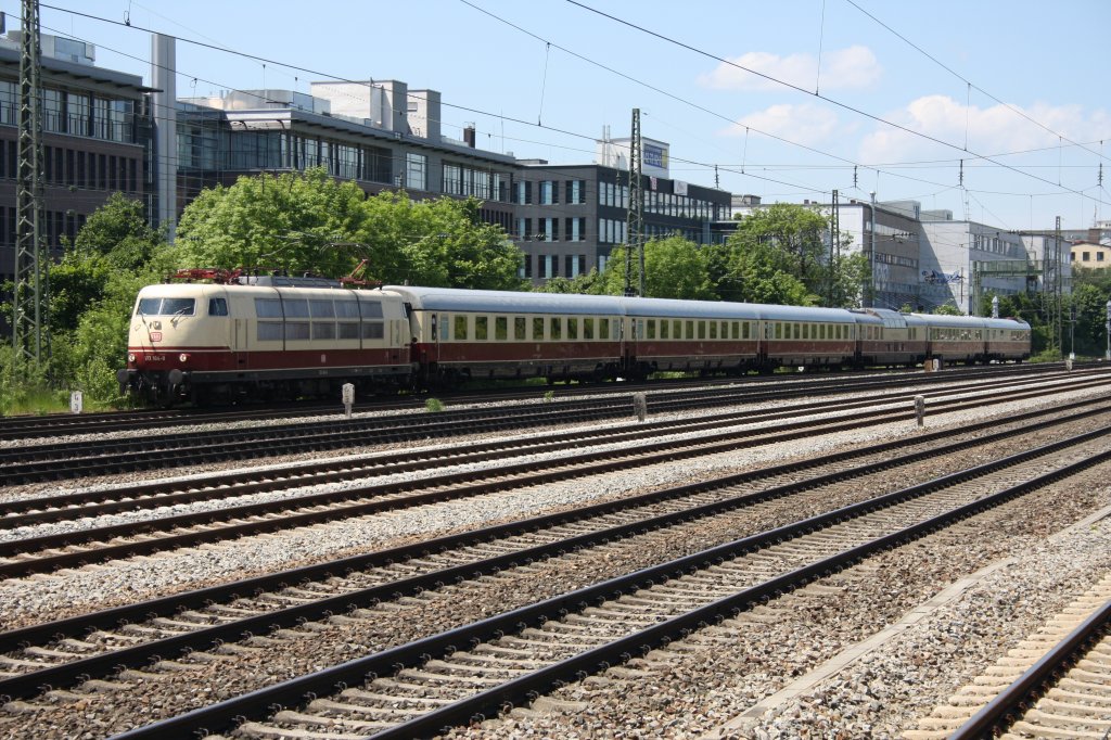 Den TEE am 06.06.10 von Dortmund Richtung Meran bespannte 103 184-8. Hier bei der Durchfahrt in Mnchen - Laim.
