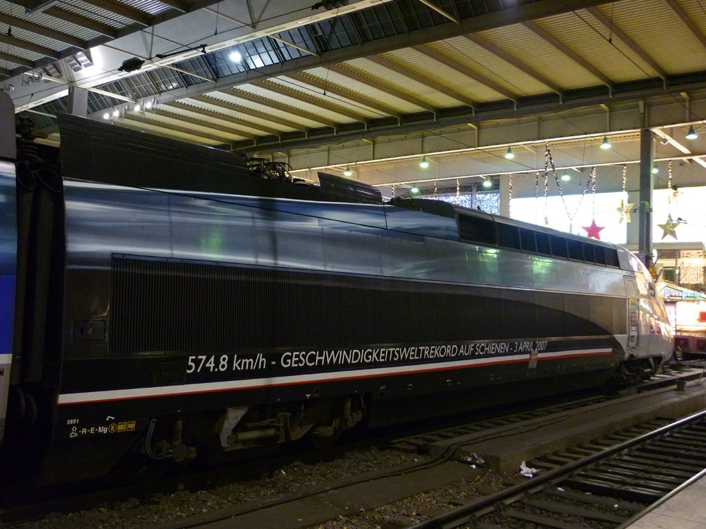 Den Triebkopf des TGV POS 4402 von hinten her gesehen mit 574,8 km/h Geschwindigkeitsweltrekord auf Schienen 3 April 2007 Werbung in Mnchen HBF als TGV 9575 am Abend des 10.12.2009 Fotografiert.