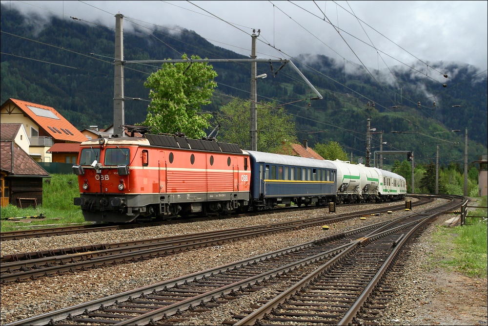 Den Unkrautspritzzug von Zeltweg nach Launsdorf zog heute die letzte blutorange 1044er,nmlich 1044 094.
Unzmarkt 12.05.2010