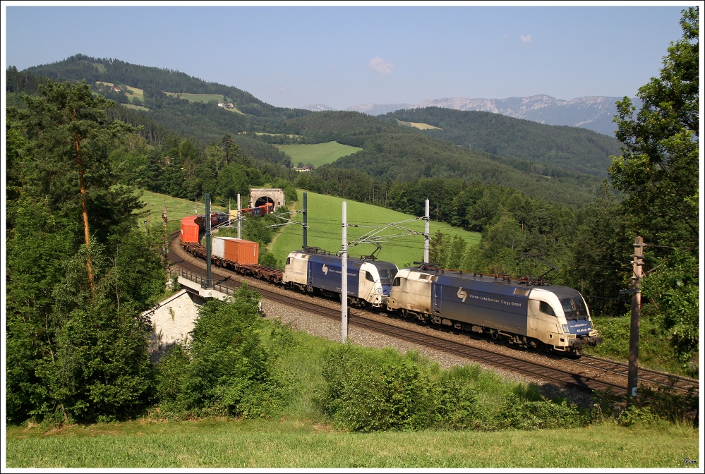 Den WLB Containerzug 43681 mit den Loks 182.520 und 182.521 konnte ich auf der Steinbauer Wiese nahe Eichberg ablichten.
3.7.2010