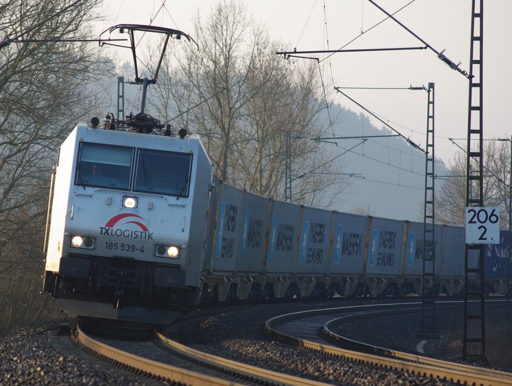 Den wunderschnen Sonnenaufgang am 18.03.2010 genoss auch 185 539-4 der TXLogistik mit ihrem Containerzug in Fahrtrichtung Norden. Aufgenommen bei Albungen.