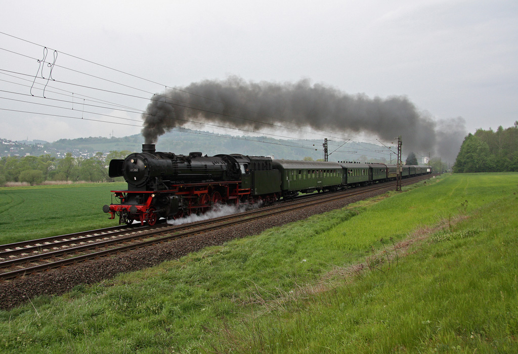 Den Zubringerzug aus Kassel zog 41 360 zum 2.Dampflokfest nach Bebra. Am Morgen des 01.05.2010 ist sie hier zwischen Rotenburg a.d.F. und Lispenhausen unterwegs.