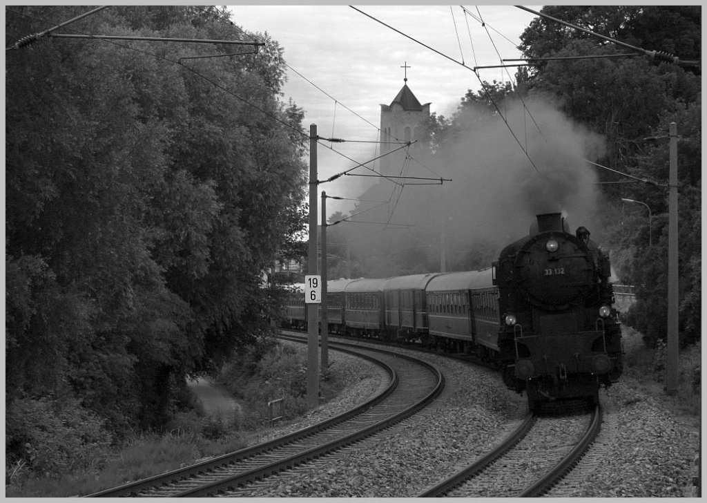 Den zweiten Dampfzug des Tages von Wien Heiligenstadt nach Spitz/Donau bespannte die 33 132, hier zu sehen kurz nach der Durchfahrt in Greifenstein. (Aufgrund des langweiligen Wetters entschloss ich mich fr S/W) 18.06.11