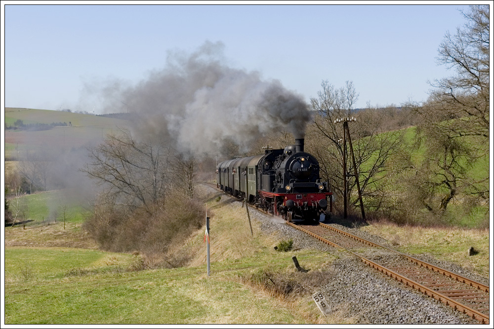 Den zweiten und letzten Sonderzug am 6.4.2010 von Gerolstein nach Ulmen bespannte dann statt 52 8134, wie schon erwhnt, 78 468. Am Foto nimmt sie gerade die letzte Steigung vor Ulmen.  Das war auch mein letztes Bild dieser Veranstaltung (nicht meiner Fotos die hier noch kommen) Im Anschluss fuhr ich in mein Quartier, ging noch znftig essen, und dann ins Bett. Um Mitternacht machte ich mich dann auf meine rund 900 Kilometer lange Heimreise.