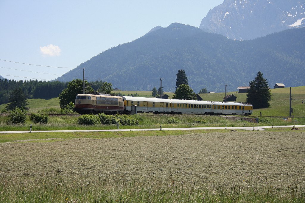 Den zweiten Messzug bespannte 103 222-6 ebenfalss am 19.06.2012, hier zu sehen bei Klais Fahrtrichtung Garmisch - Partenkirchen