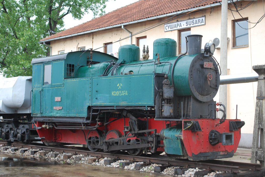 Denkmallok 53-018 der Kohlemine bei Vreoci am 28.04.11. Auf dem Werksgelnde befinden sich noch zwei der bei Decauville gebauten Lokomotiven dieses Typs.