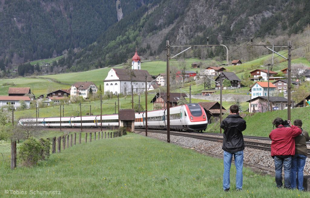 Dennis Kraus, Thomas Konz und Christian Maier fotografieren am 25.04.2012 in Silenen einen ICN