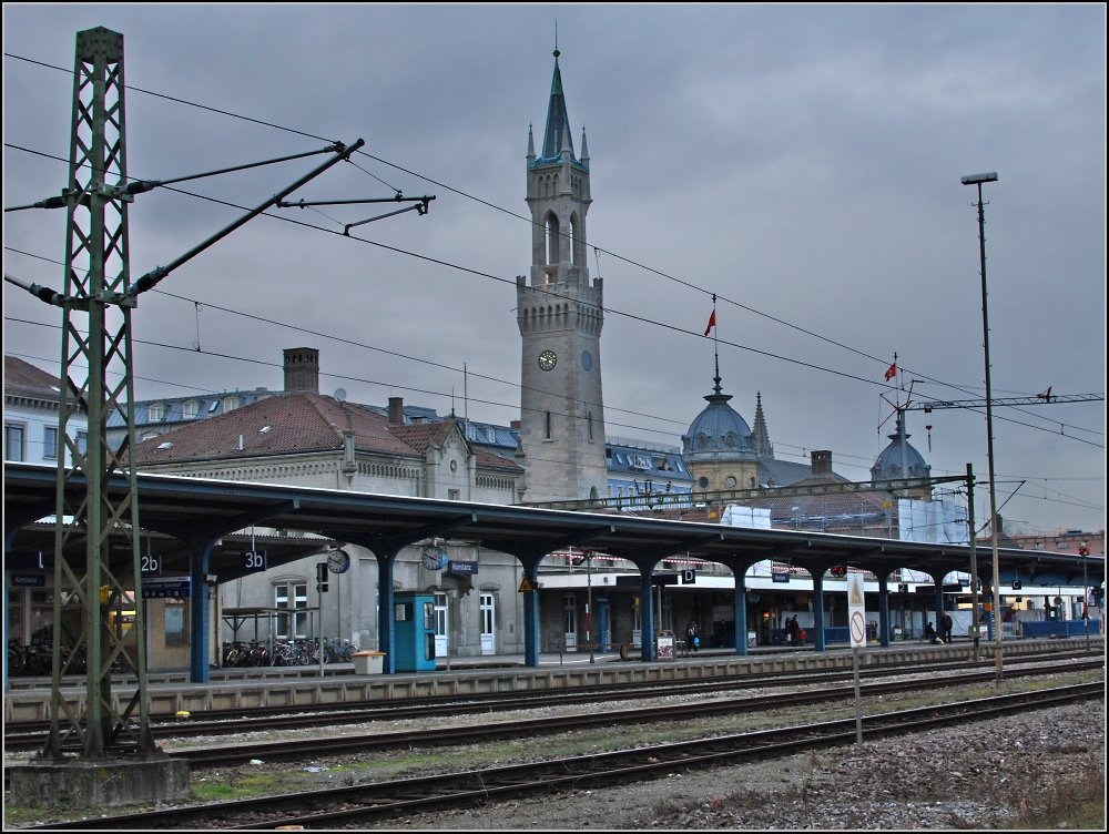 Dennoch ist zumindest derzeit ein neuer Einblick durch den Bauzaun der neuen Brcke zu genieen. Hier ist das historische Bahnhofsgebude von 1863 gut zu erahnen. (Weihnachten 2009)
