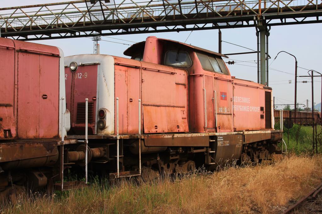 Depot Doboj am 23.5.2011
Die rote ex DB Lok 212012
mit serbischer Beschriftung auf den Seiten
ist bereits abgestellt und quasi ausgemustert.
