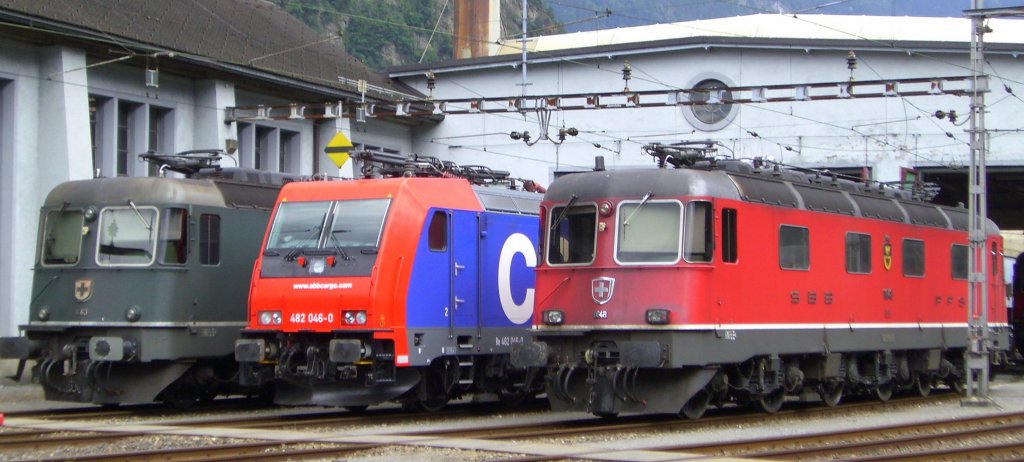 Depot Erstfeld: Warten auf den nchsten Einsatz. 482 046-0 mit zwei lteren Schwestern. (Aufnahme 29.07.2007)