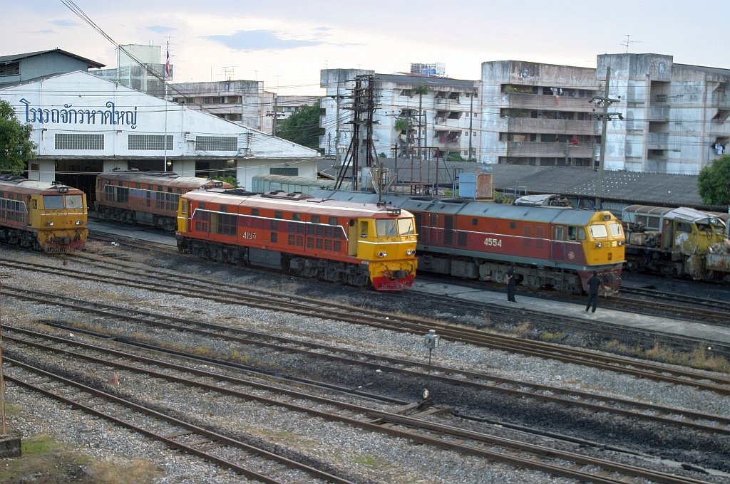 Depot Hat Yai, die Lokomotiven von links nach rechts: AHK 4230, AHK 4203, ALS 4135 und GEA 4554. 26.Okt.2009.