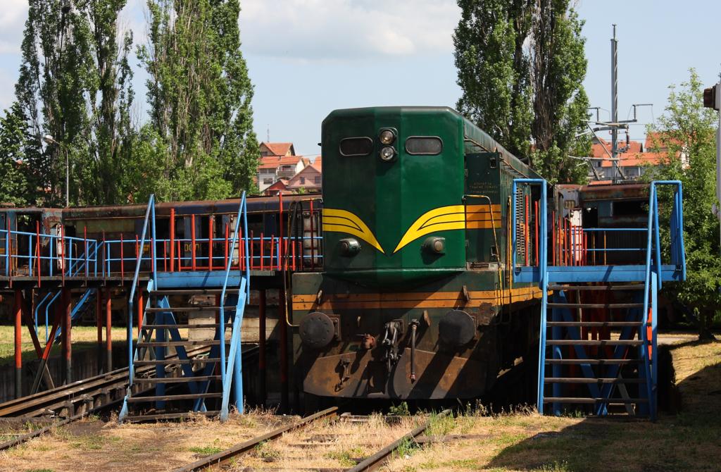 Depot Kraljevo in Serbien am 4.5.2013.
Die Kennedy Diesellok 661-162 steht im Wartungsgleis zwischen den Bhnen
im Freigelnde.