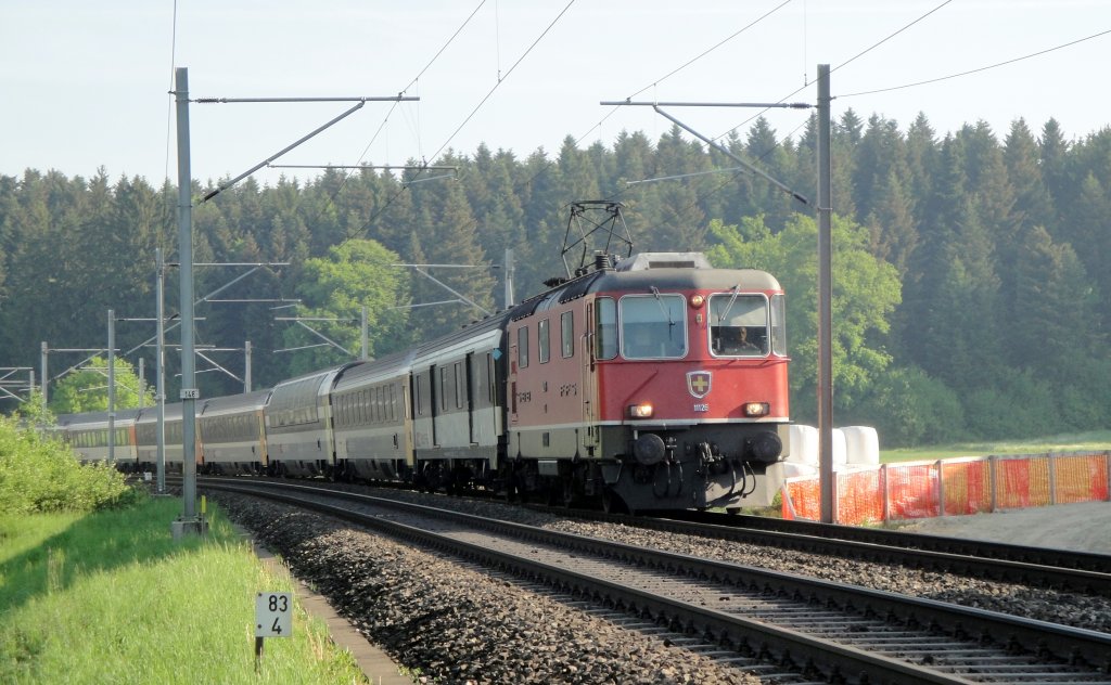 Der 02.05.11 war ein Tag der vielen Wetter. Am Morgen, als es noch sonnig war, fhrt die Re 4/4  11126 mit ihrem IR nach Luzern. (Aufnahmeort: nrdlich von Rothenburg)